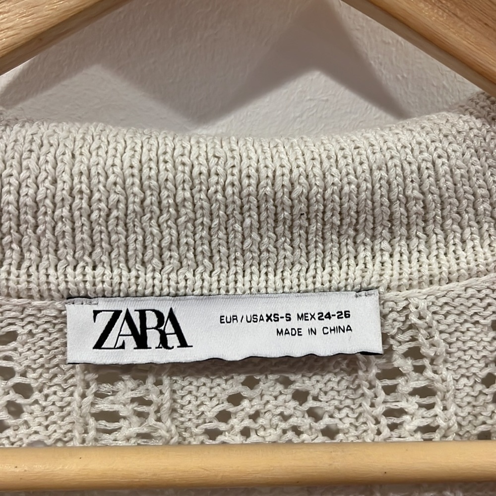Zara Polo sweater with V-neck lapel collar and long sleeves. Side vents at hem - Picture 5 of 9